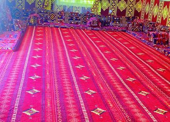 شاليه بجلسة تطل على مسبح خارجي 