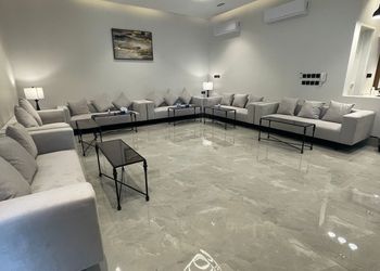 شاليه بجلسة خارجية ومسطح اخضر