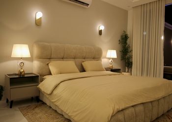 شاليه بمسطح اخضر وجلسة خارجية 