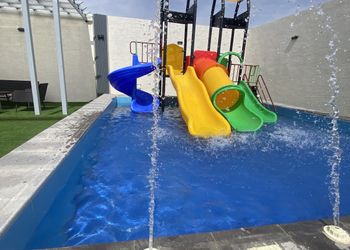 شاليه بجلسة تطل على مسبح خارجي 