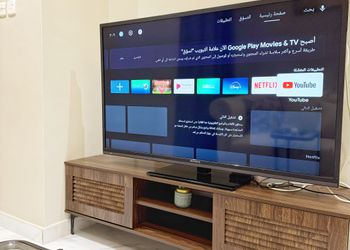 شقة بصالة أنيقة وغرفتين نوم 