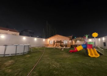 شاليه بألعاب أطفال وجلسة خارجية