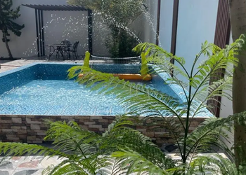شاليه بمسطح اخضر و مسبح
