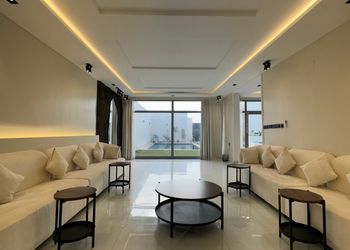 شاليه بجلسة خارجية ومسطح اخضر
