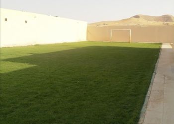شاليه بمسبح وملعب كرة قدم