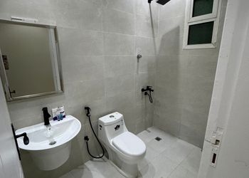 استديو بسرير ماستر وجلسة مريحة 