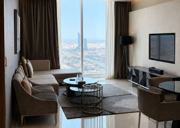 شقة بغرفة و صالة و إطلالة مميزة 