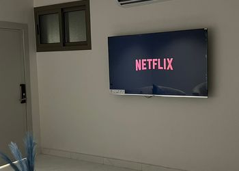 شقة بغرفة معيشة وغرفة نوم 