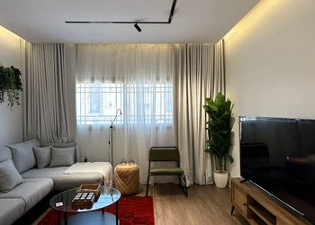 استديو بأثاث مريح وبسيط 