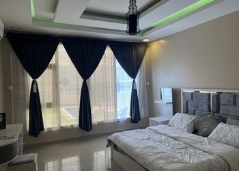 شاليه بصالة مطلة على المسبح
