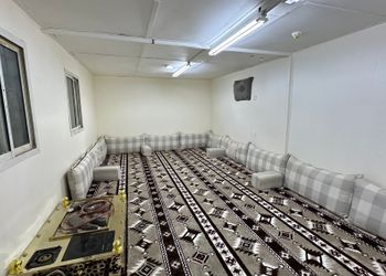 استراحة بمجالس وفناء خارجي