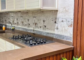 شاليه بمسطح اخضر ومسبح 