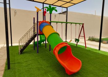 شاليه بصالة جلوس وجلسة خارجية