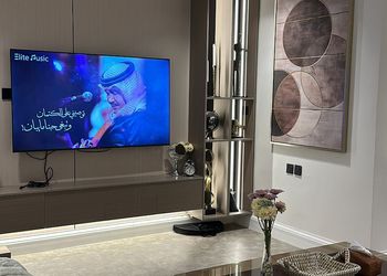 شقة بصالة أنيقة ودخول ذاتي