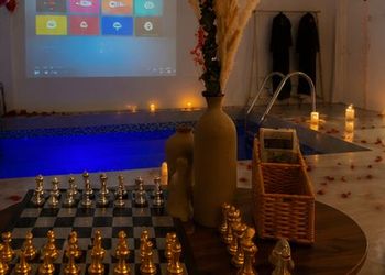 شاليه بغرفة مطلة على مسبح داخلي 