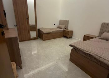 شقة بصالة وثلاث غرف نوم