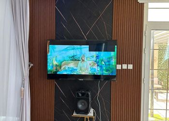 شاليه بصالة مطلة على المسبح 