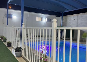 شاليه بمسطح اخضر ومسبح 