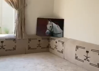 شاليه بجلسة خارجية على مسبح