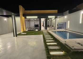 شاليه بمسبح خارجي ومسطح اخضر