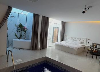 شاليه بغرفة مطلة على مسبح داخلي 