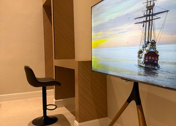 استديو بأثاث مريح وبسيط 
