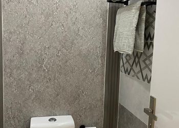 استديو بأثاث مريح وبسيط 