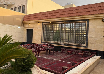 شاليه بجلسة خارجية وأجواء ممتعة 