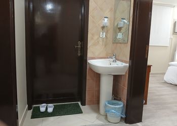 شقة بصالة وغرف نوم