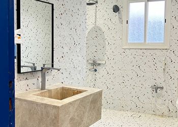 شاليه بجلسة خارجية وألعاب أطفال