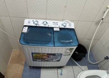 شقة بصالة وثلاث غرف نوم