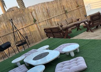 كرفان بجلسة خارجية وإطلالة بحرية