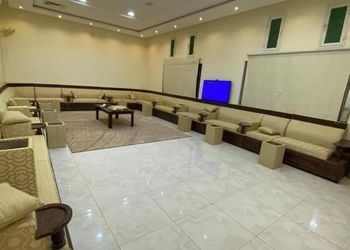 استراحة بمجلس واسع ومسطح اخضر 