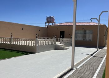 استراحة بمسطح اخضر وجلسه خارجيه