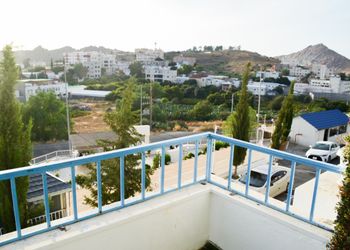 شالية ثلاث غرف نوم وصالة وبلكونه