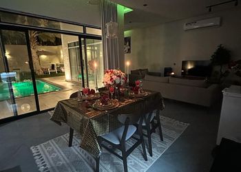 شاليه بصالة مطلة على المسبح