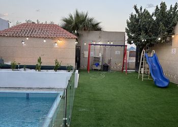 شاليه بألعاب أطفال ومسبح
