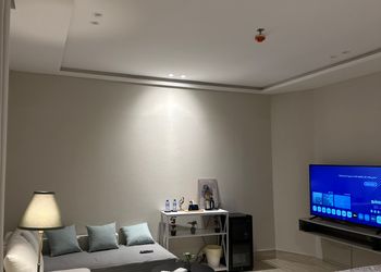 استديو بسرير مريح وتصميم هادئ 