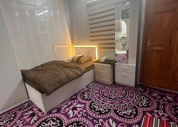 استديو بأثاث مريح وبسيط 