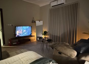 استديو هادئ بأثاث مريح