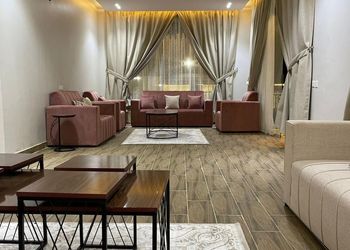 اسطبل بجلسات ومسطح اخضر
