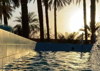 مزرعة بجلسة خارجية وألعاب أطفال 