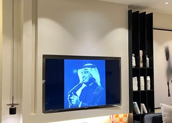 شقة بدخول ذاتي وصالة أنيقة 