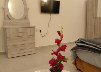 غرفة بأثاث مريح وبسيط 