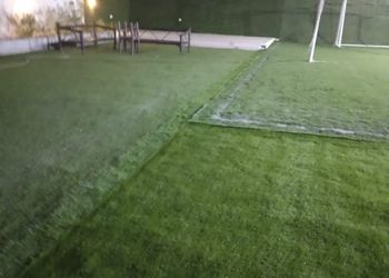 استراحة بجلسة خارجية وألعاب أطفال