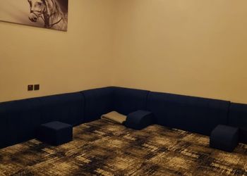 شاليه بجلسة تطل على مسبح خارجي 