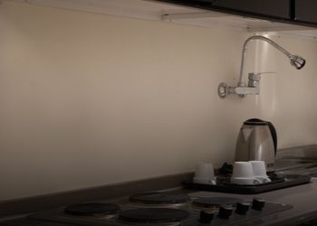 شقة بصالة وغرفتين نوم وبأثاث بسيط
