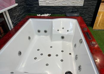 شاليه بمسبح خارجي ومسطح اخضر