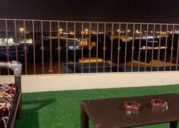 استراحة بجلسة خارجية ومسطح اخضر