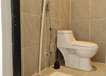 مزرعة بمسطحات خضراء وجلسة خارجية